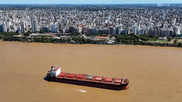 El gobierno intimó a los práctivos a levantar el paro que afecta a más de 140 barcos