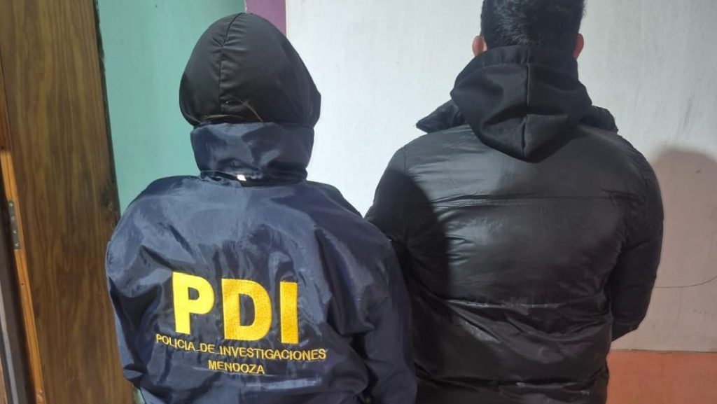 Una investigación en Guaymallén permitió detener a cuatro personas y secuestrar 13 celulares y una réplica de arma