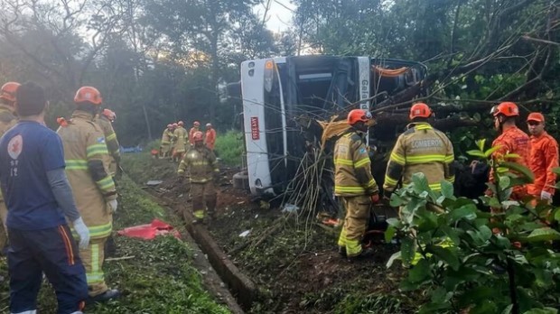 Tragedia en Brasil: volcó un micro turístico en Petrópolis y murieron al menos 10 personas