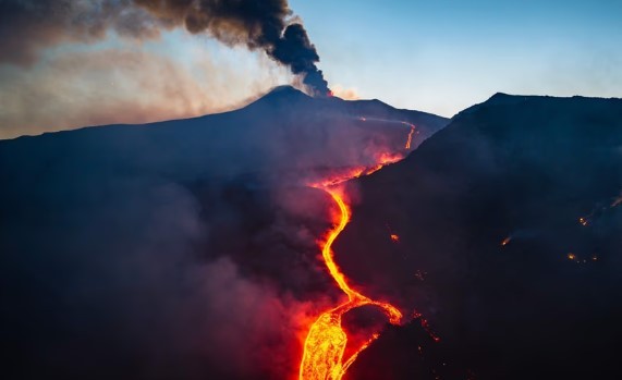 Erupción del Etna obliga a cerrar el aeropuerto de Catania y la ceniza llega a Malta