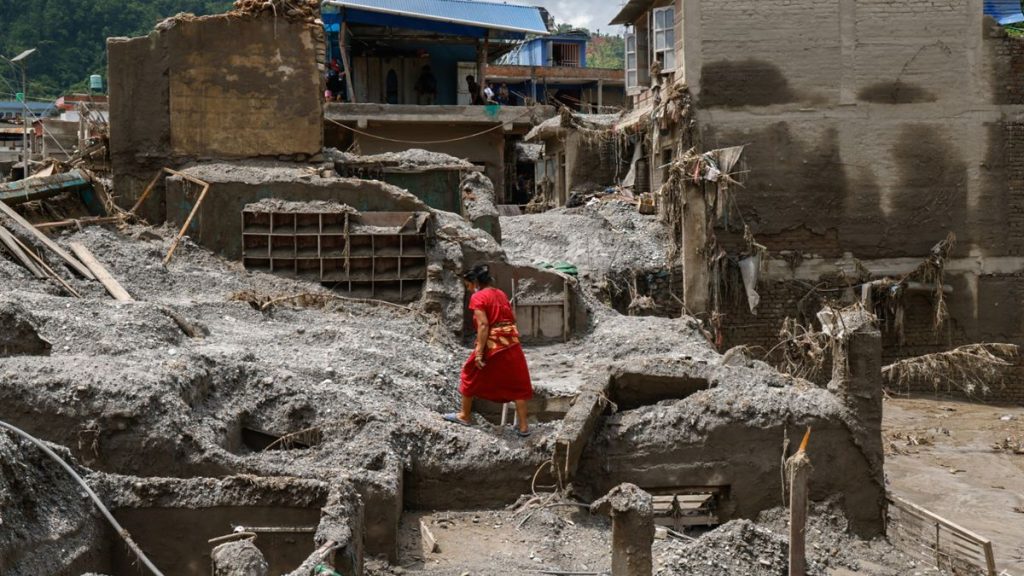 Ya son 768 los muertos confirmados en Nepal, mientras las lluvias complican los rescates