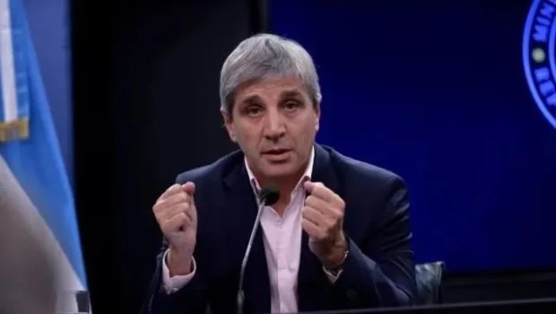 Caputo calificó de “miserables” a quienes piden devaluación y aseguró que Kicillof es «el anticristo»