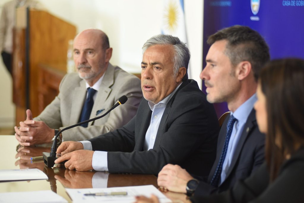Cornejo firmó con el CFI una mejora en las condiciones de crédito para proteger la producción agrícola contra el granizo