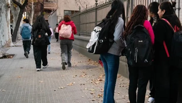 El gobierno implementará un plan para detectar problemas de salud mental en adolescentes en las escuelas
