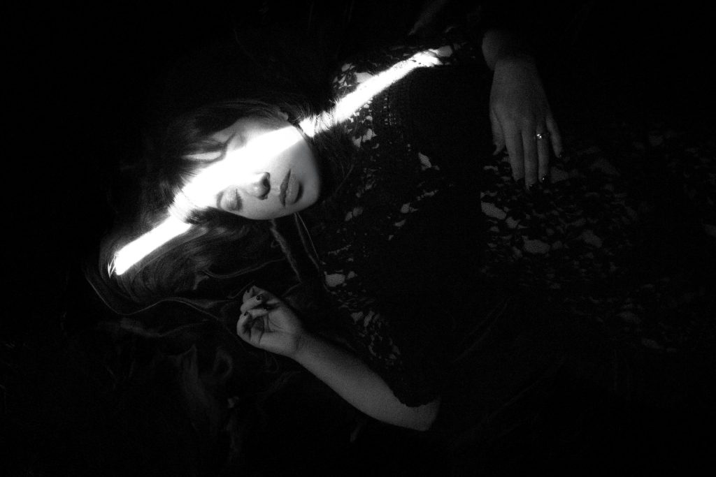 La cantautora y psicoanalista mendocina Eugenia Simionato presenta su primer álbum: “La forma de lo oscuro”