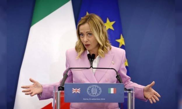 Escuelas en Italia: Meloni impone un tope del 30% de alumnos que no hablen italiano y prohíbe el uso del burka